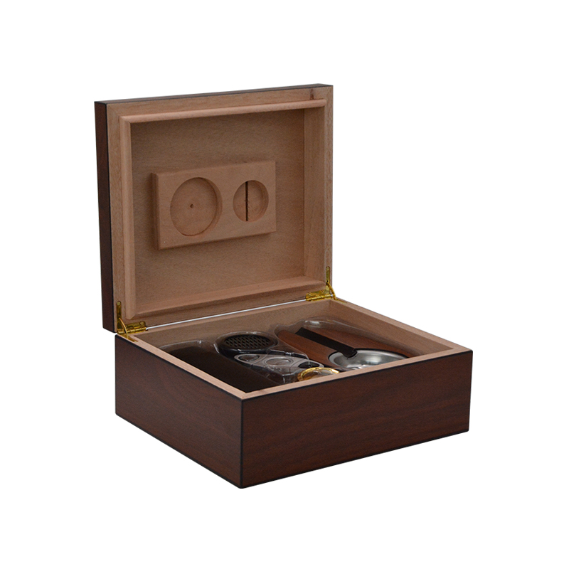 wooden cigar box with humidifier WLH-0033-2 Details 14